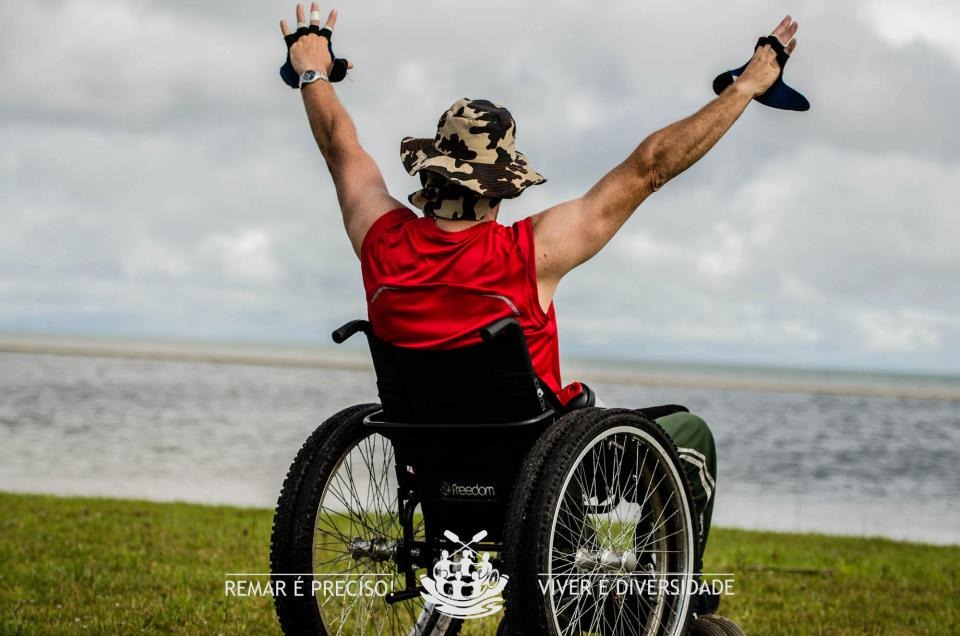 Moacir Rauber, com 53 anos e de Florianópolis, professor universitário, palestrante, escritor, atleta de remo por lazer e usuário da almofada ergonômica Freedom.