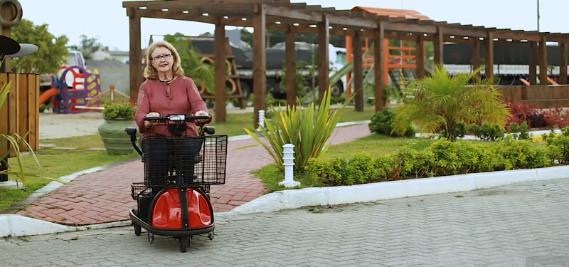 Idosa em scooter elétrico